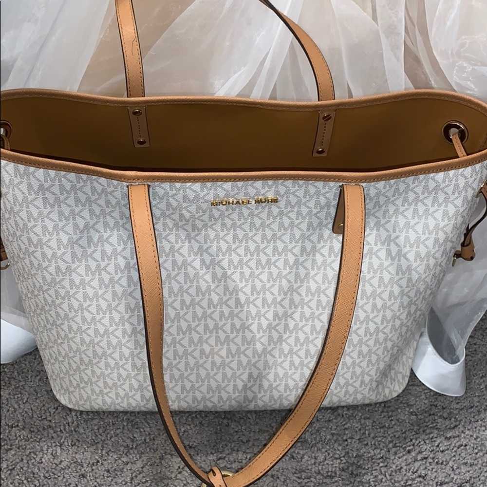Micheal Kors pocket book